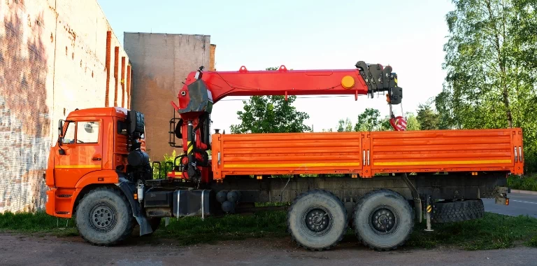 Pomarańczowa ciężarówka HDS